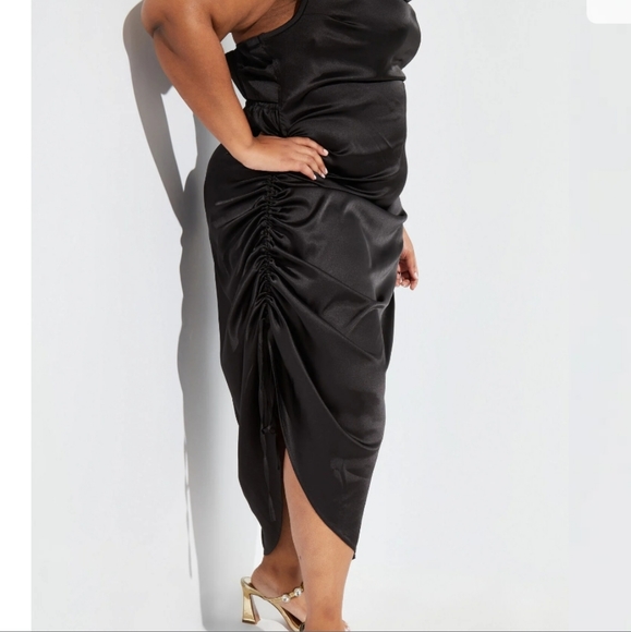 Stunning Satin slip cowl neck black dress. Adjustable straps. Size 22/24 - Picture 3 of 6
